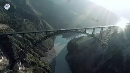 नदी की सतह से 359 मीटर की ऊंचाई पर स्थित है और यह दुनिया का सबसे ऊंचा रेलवे आर्च पुल है।