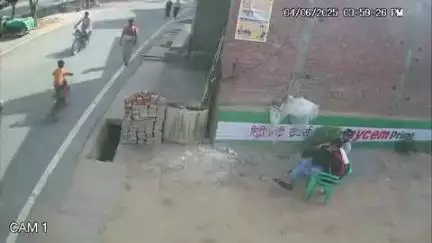 फिरोज़ाबाद: परशुराम कॉलोनी इलाके में घर चोरी के इरादे से घुसे शख्स को मकान मालिक ने दौड़ाकर पकड़ा, CCTV आया सामने