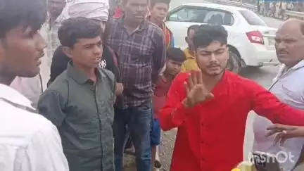 मैहर: बरहिया ओवर ब्रिज के पास खड़ी ब्लोरो को स्विफ्ट डिजायर ने मारी टक्कर, बड़ा हादसा टला