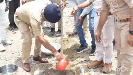 उरई: एट क्षेत्र के नून नदी के पास पुलिस अधीक्षक ने विश्व पर्यावरण दिवस पर वृक्ष रोपण किया, आम जनमानस को किया जागरूक