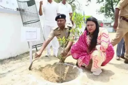 बदायूं: विश्व पर्यावरण दिवस के अवसर पर 'एक पेड़ मां के नाम' अभियान के अंतर्गत रिजर्व पुलिस लाइन में किया गया वृक्षारोपण