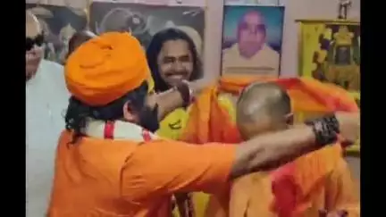 हनुमानगढ़ी के पुजारी राजू दास ने अंग वस्त्र भेंट कर मुख्यमंत्री योगी आदित्यनाथ का स्वागत किया