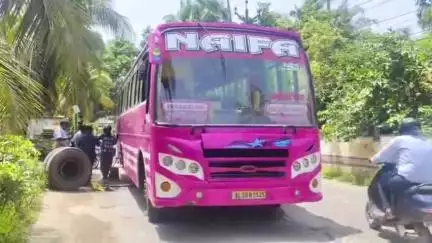 ചാവക്കാട്: ഒരുമനയൂർ ഒറ്റത്തെങ്ങിൽ റോഡിലെ കുഴിയിൽ ചാടി ബസ്സിന്റെ ആക്സിലൊടിഞ്ഞു, വൻ അപകടം ഒഴിവായി