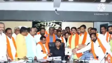 हिंगोली: जिल्हाधिकारी कार्यालय येथे, उबाठा शिवसेनेचे वतीने आंदोलन, जिल्हाधिकाऱ्यांना दिले निवेदन