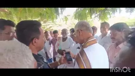 ಸಿಂಧನೂರು: ಜೋಳ  ಕೇಂದ್ರ ಓಪನ್ ಮಾಡಲು ಪ್ರತಿಭಟನೆ, ಸ್ಥಳಕ್ಕೆ ಮಾಜಿ ಸಂಸದ ಕೆ ವಿರುಪಾಕ್ಷಪ್ಪ ಭೇಟಿ ಸರ್ಕಾರ ಎಚ್ಚೆತ್ತುಕೊಳ್ಳದಿದ್ದರೆ ಉಪವಾಸ ಸತ್ಯಾಗ್ರಹ