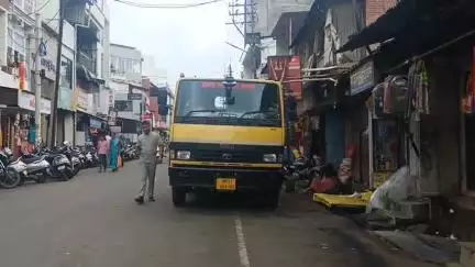 सातारा: अतिक्रमण हटाव विभागाच्या गाडी नो हॉकर्स झोनमध्ये तळ ठोकून