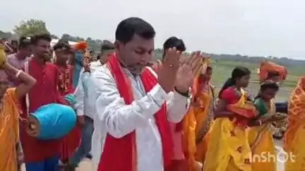 जामताड़ा: भरचणनडीह में भागवत कथा और हनुमान मंदिर प्राण प्रतिष्ठा के लिए कलश यात्रा में उमड़ी भीड़