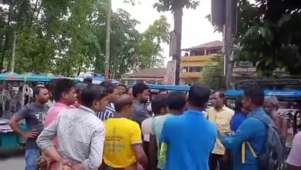 ধূপগুড়ি: বেহাল রাস্তার মেরামতের দাবিতে গাদং ক্লাবমোড় এলাকায় জেলা পরিষদের রাস্তা অবরোধ করল বাসিন্দারা