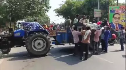 धनौरा: आजमपुर में लटका मिला युवक का शव, परिजनों ने हत्या के आरोप लगाए, तहसील के सामने शव रखकर किया जाम