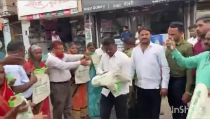 बार्शी: पर्यावरण दिनाचे औचित्य साधत पांडे चौकामध्ये कापडी पिशव्यांचे वाटप; मुख्याधिकारी बाळासाहेब चव्हाण यांचा संवाद