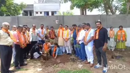 આણંદ શહેર: શાસ્ત્રી બાગ ખાતે પર્યાવરણ દિન નિમિત્તે વૃક્ષારોપણ કરાયું, ધારાસભ્ય ઉપસ્થિત રહ્યા