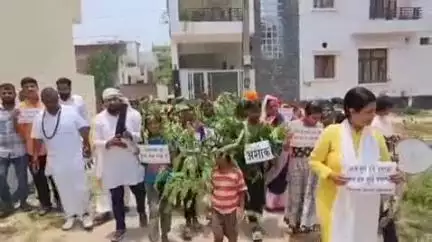 विश्व पर्यावरण दिवस पर लमही में वृक्षों के दर्द को उजागर करने के लिए निकाला गया वृक्ष चीत्कार मार्च