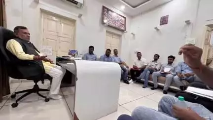 ગોધરા: ધારાસભ્ય સી.કે રાહુલજી એ જેટકો અને MGVCL ના અધિકારીઓ સાથે બેઠક યોજી
