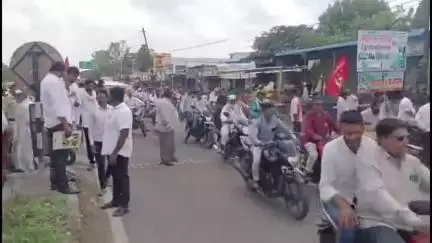 माजलगाव: परभणी फाटा येथे रस्ता दुरुस्तीसाठी शेकापचा रास्ता रोको #jansamasya