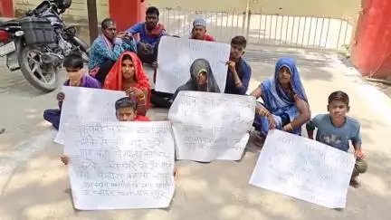 मिर्ज़ापुर: चकबंदी विभाग द्वारा गांव में मनमानी नापी करने पर अकसौली गांव के ग्रामीणों ने जिला कलेक्ट्रेट में किया प्रदर्शन