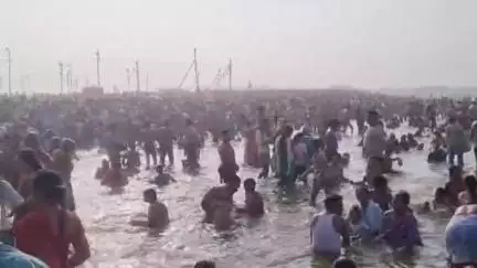 गंगा दशहरा के मौके पर संगम तट पर उमड़ी श्रद्धालुओं की भीड़