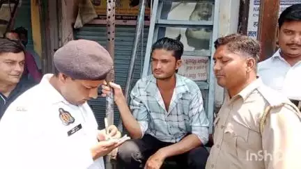 हापुड़: मेरठ तिराहे के पास बाइक चोरी कर रहे चोर को बाइक मालिक ने रंगे हाथों पकड़ा, पुलिस ने हिरासत में लिया