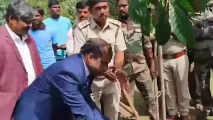 ಚಿತ್ರದುರ್ಗ: ಪರಿಸರ ದಿನಾಚರಣೆ ಹಿನ್ನೆಲೆ ನಗರದ ಸರ್ಕಾರಿ ಕಲಾ ಕಾಲೇಜಿನಲ್ಲಿ ಸಸಿ ನೆಡುವ ಕಾರ್ಯಕ್ರಮ