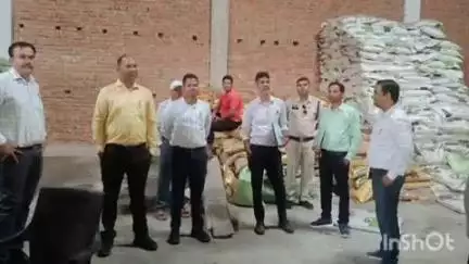 अंबिकापुर: सरगुजा जिले के अंबिकापुर शहर में प्रशासन और कृषि विभाग ने दो बड़े खाद दुकानों पर मारा छापा