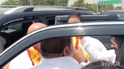 हापुड़: NH-9 पर निजामपुर के पास कांग्रेस प्रदेश अध्यक्ष अजय राय का कार्यकर्ताओं ने किया स्वागत