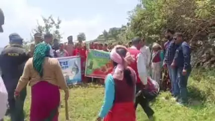 पौड़ी: गिदरासू में ब्लॉक प्रशासन ने पौधारोपण और सफाई अभियान चलाकर मनाया पर्यावरण दिवस