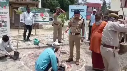 नवाबगंज: अनंता धाम मंदिर परिसर में विश्व पर्यावरण दिवस के अंतर्गत वन विभाग द्वारा किया गया कार्यक्रम