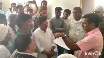 पोरसा: सब्जी विक्रेताओं ने ठेकेदार पर लगाया अवैध वसूली का आरोप, एसडीएम से कार्यालय में की शिकायत