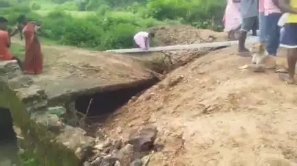 चाईबासा: टंगराई गांव के टोला पुईयलबेड़ा में नहीं है सड़क, खटिया पर ढोकर मरीजों को अस्पताल पहुंचाते है ग्रामीण #jansamasya