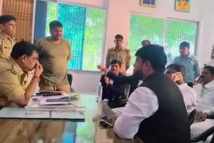 राजातालाब: वाराणसी के जंसा में जमीनी विवाद के दौरान दो पक्षों में मारपीट, बीच-बचाव करने गए दारोगा की फाड़ी वर्दी