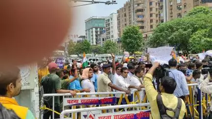 संपूर्ण क्रांति दिवस पर पटना कॉलेज के छात्रों द्वारा  बिहार डेमोसाइल अनिवार्य करने की मांग।छात्रदल नेता CMसे बातचीत जारी