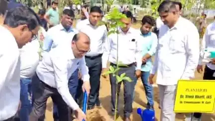 नारनौल: डीसी डॉ विवेक भारती ने नारनौल लघु सचिवालय से राष्ट्रव्यापी अभियान "एक पेड़ मां के नाम 2.0" की पेड़ लगाकर की शुरुआत