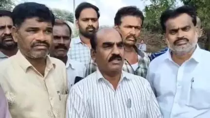 టేక్మల్: గుండు వాగును పరిశీలించిన ప్రభుత్వ అధికారులు