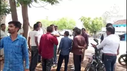 शाहनगर: खरमोरा के पास बाइक और चार पहिया वाहन में हुई टक्कर, बाइक सवार हुआ घायल