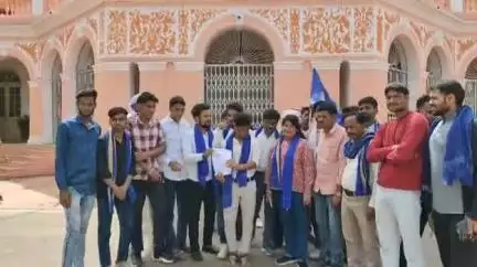 शिवपुरी नगर: भिंडी कलेक्टर को हटाने की मांग के साथ भीम आर्मी और आजाद समाज पार्टी ने कलेक्ट्रेट कार्यालय में ज्ञापन दिया