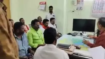 ధర్మవరం పట్టణంలో ప్లంబర్స్ ఎలక్ట్రిషన్లకు సంబంధించి ఇళ్ల పట్టాల విషయంపై మున్సిపల్ కమిషనర్ను కలిసిన సిపిఐ నాయకులు