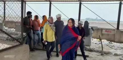 बांसडीह: सहतवार नगर पंचायत में एमआरएफ सेंटर का नगर पंचायत अध्यक्ष सरिता सिंह ने किया औचक निरीक्षण, दिए आवश्यक दिशानिर्देश
