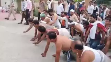 नरसिंहपुर: SDM कार्यालय तक किसानों का घुटनों के बल रेंग कर जाने का वीडियो हुआ वायरल, समर्थन मूल्य पर मूंग की खरीदी की कर रहे मांग