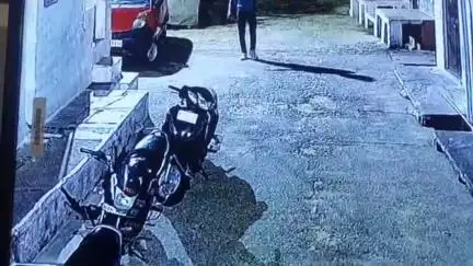 अजमेर: पेट्रोल चोर एक बार फिर सीसीटीवी में कैद हुआ, लोहा खान भोपा बाड़ा के क्षेत्रवासियों ने पुलिस गश्त को लेकर उठाए सवाल