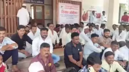 नांदगाव: नांदगाव पंचायत समिती समोर ग्रामपंचायत मध्ये काम करणाऱ्या तालुक्यातील सर्व कर्मचाऱ्यांचे ठिय्या आंदोलन #Jansamasya