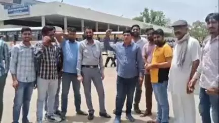 सीकर: रोडवेज बस डिपो पर बस सारथियों ने अपनी विभिन्न मांगों को लेकर किया प्रदर्शन