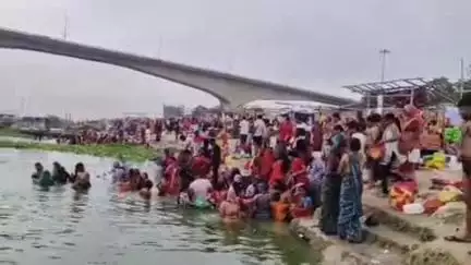 जगदीशपुर: जलकुंभी के बीच श्रद्धालु कर रहे गंगा स्नान भागलपुर के बरारी पुल घाट सहित अन्य घाटों पर #jansmasya