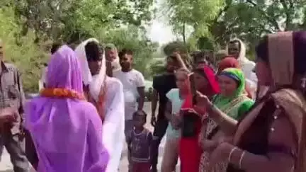 खागा: खागा में मोहल्ले वासियों ने प्रेमी-प्रेमिका की करवाई शादी, लुका-छिपी कराई बंद, कई महीनों से चल रहा था प्रेम प्रसंग