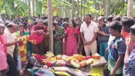 ಕುಣಿಗಲ್: ಚಿನ್ನಸ್ವಾಮಿ ಸ್ಟೇಡಿಯಂ ನಲ್ಲಿ ಕಾಲ್ತುಳಿತ – ಕುಣಿಗಲ್ ಮೂಲದ ಬಿಬಿಎಂ ವಿದ್ಯಾರ್ಥಿ ಮನೋಜ್ ದುರ್ಮರಣ ನಾಗಸಂದ್ರದಲ್ಲಿ ಅಂತ್ಯಕ್ರಿಯೆ