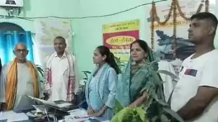 मांझी: पर्यावरण दिवस पर मांझी नगर पंचायत पदाधिकारी एवं उपमुख पार्षद द्वारा वृक्ष के पौधों का वितरण