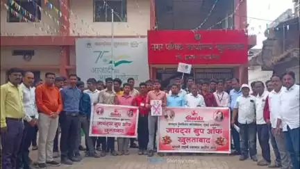 खुलताबाद: प्लास्टिक संपवा, निसर्ग वाचवा’ म्हणत शहराच्या रस्त्यांवरून निघाली चक्क प्लास्टिकची अंत्ययात्रा