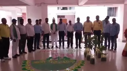 मधुपुर: मधुपुर प्रखंड कार्यालय में विश्व पर्यावरण दिवस पर बीडीओ ने पर्यावरण संरक्षण की शपथ दिलाई