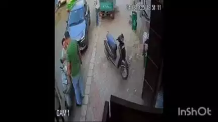 અમદાવાદ શહેર: વાડજમાં જાહેરમાં યુવકને છરી બતાવી લૂંટી લેવાયો, CCTV આવ્યા સામે