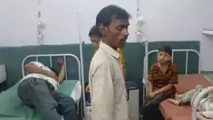 आंवला: आंवला के मनोना में कार ने स्कूटी को बचाने में खंभे से टकराई, तीन बच्चों समेत 5 लोग घायल