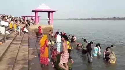 बड़वानी: बड़वानी: गंगा दशहरा पर नर्मदा तट पर उमड़े श्रद्धालु, राजघाट पर स्नान व पूजन, शाम को होगी महाआरती