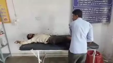 डिंडौरी: एलआईसी ऑफिस के पास कार और मोटरसाइकिल की टक्कर, तीन युवक घायल, अस्पताल में उपचार जारी